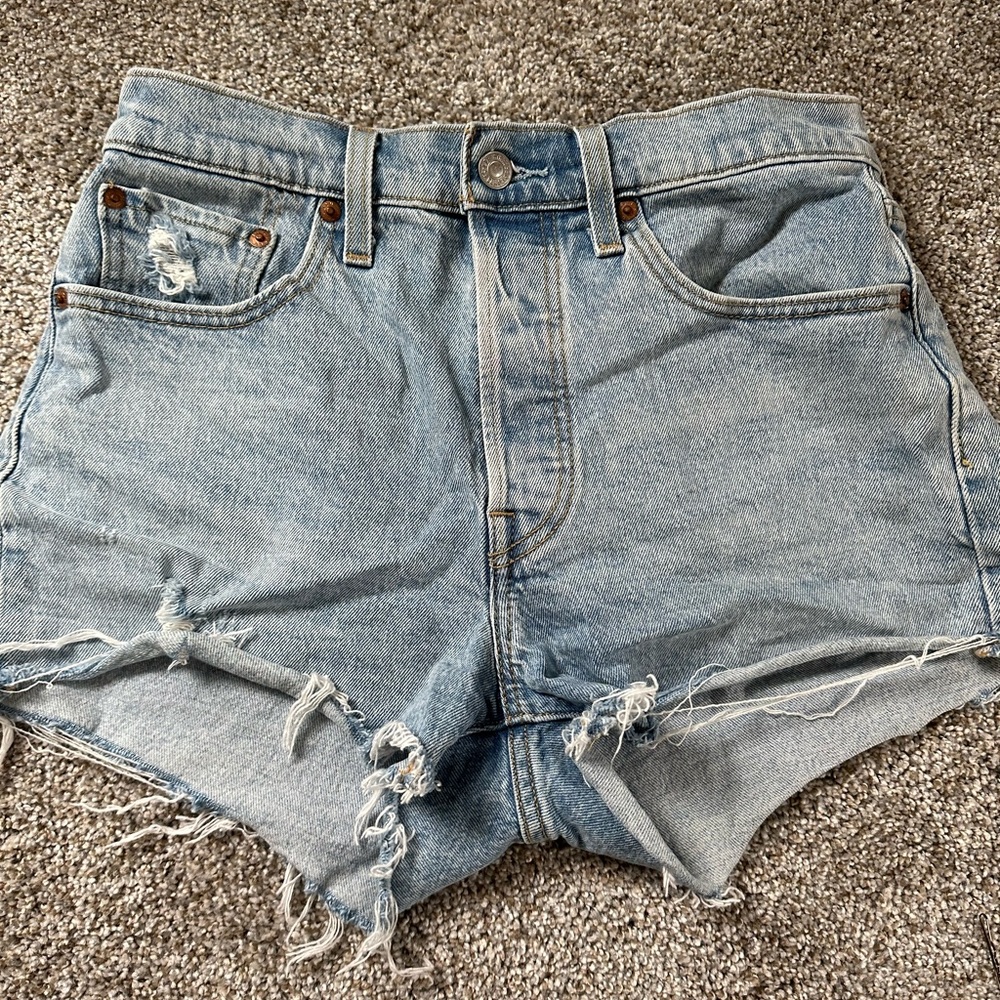 Light wash Levi 501 short size 27